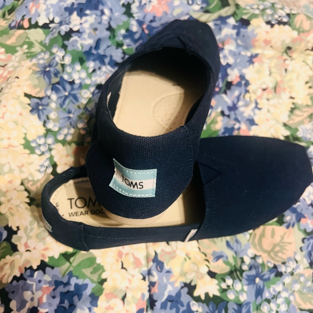 Navy Canvas Slip On - Tom’s - Sz 6. EUC - Picture 5 of 5